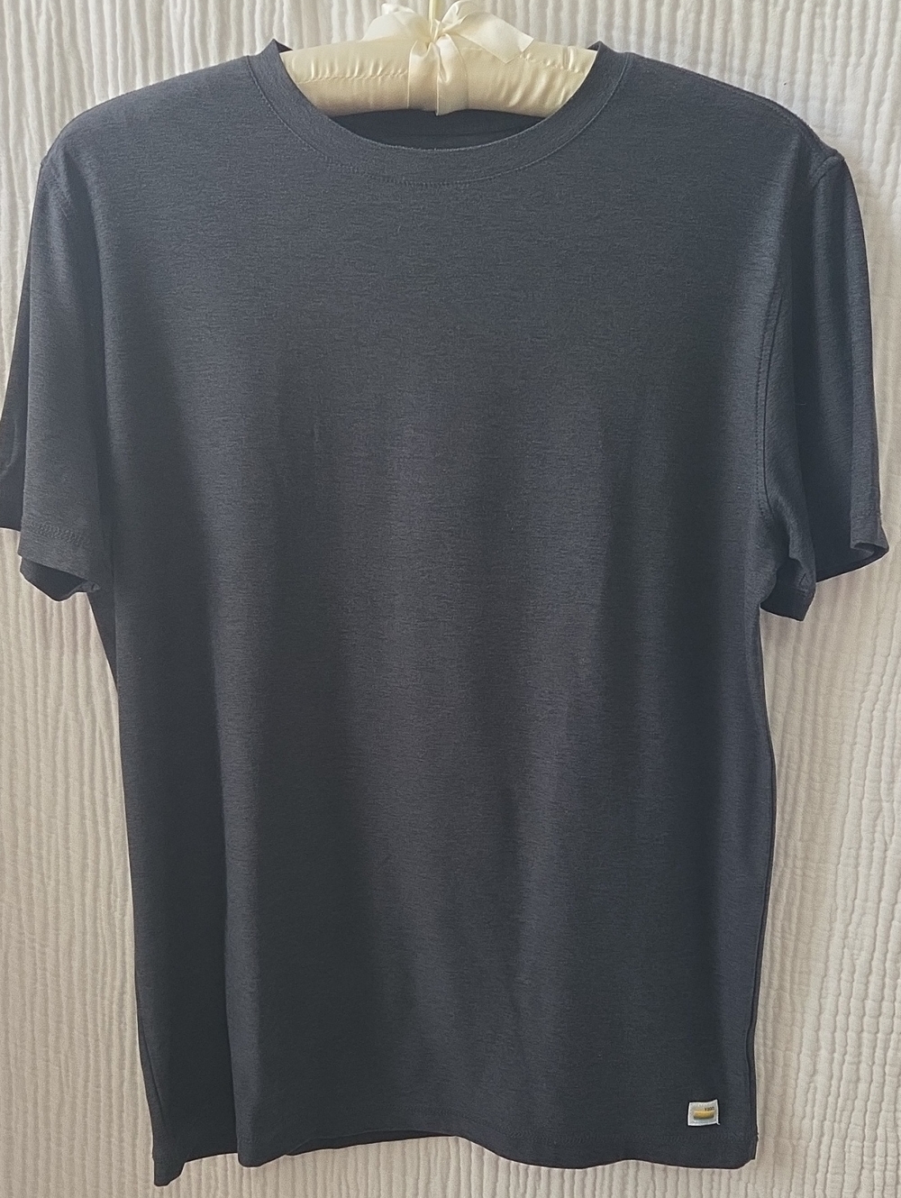 Vuori Men's Short Sleeve Crew Neck Tee in Charcoal Gray